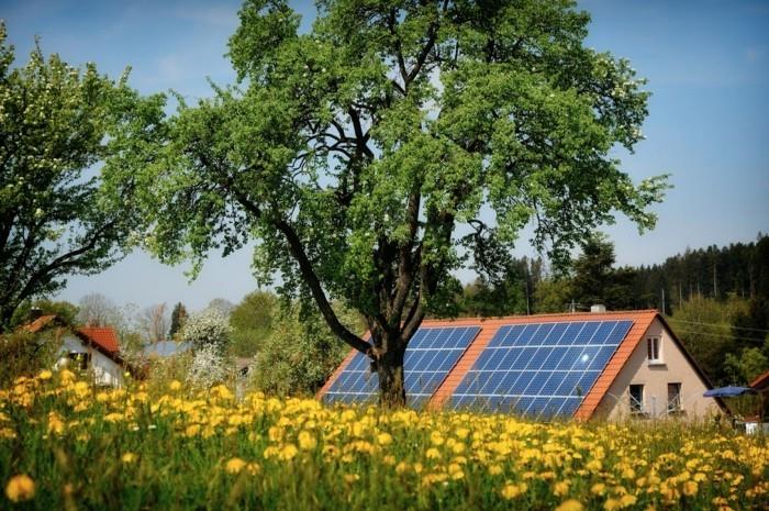 κατασκευή και ζωντανή ηλιακή εγκατάσταση ενεργειακής απόδοσης