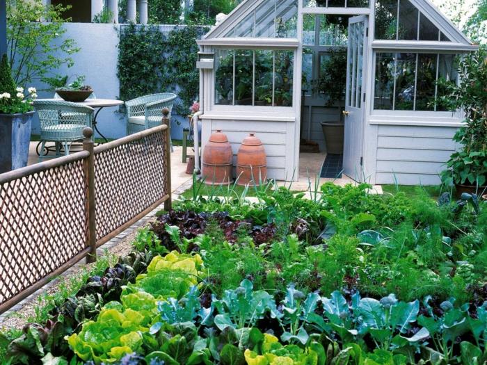 λαχανόκηπος κήπου αγρότη με ωραίο χώρο χαλάρωσης με έπιπλα από μπαστούνι