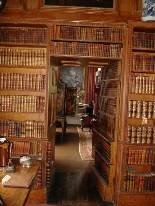 βιβλιοθήκες ξύλινη μυστική πόρτα κρυφό δωμάτιο