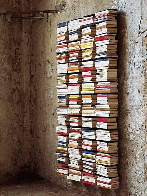 βιβλιοθήκες σε στήλες στον τοίχο