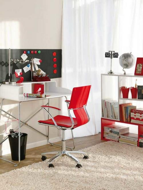 ράφια μαυροπίνακας μαύρη κόκκινη καρέκλα μαλακό χαλί ξύλινο γραφείο στο σπίτι με κόκκινες πινελιές
