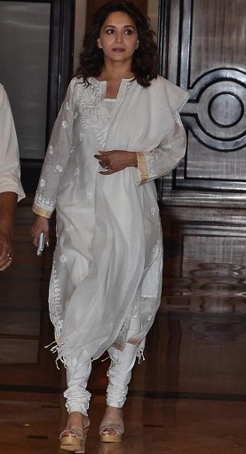 Bolivudo aktorė baltajame Salwar Kameez