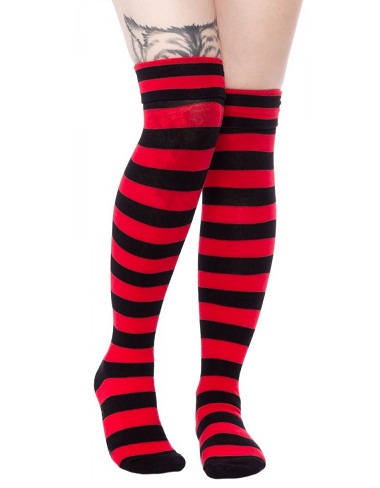 Juodos ir raudonos dryžuotos kojinės