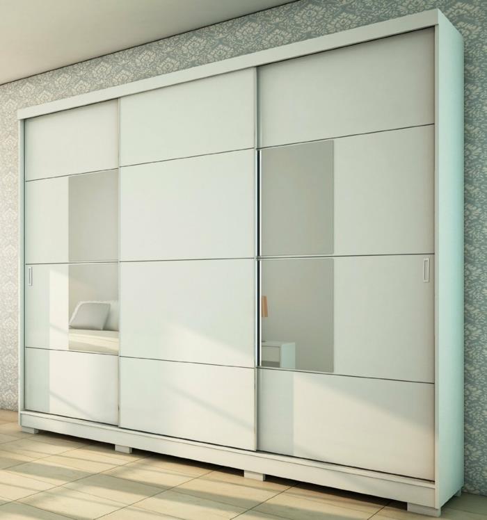 συρόμενες πόρτες ντουλάπας λευκά ντουλάπια καθρέφτη πλακάκια δαπέδου