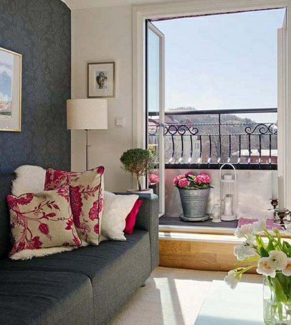 άνετο διαμέρισμα στην οροφή με μπαλκόνι καναπέ λουλούδια