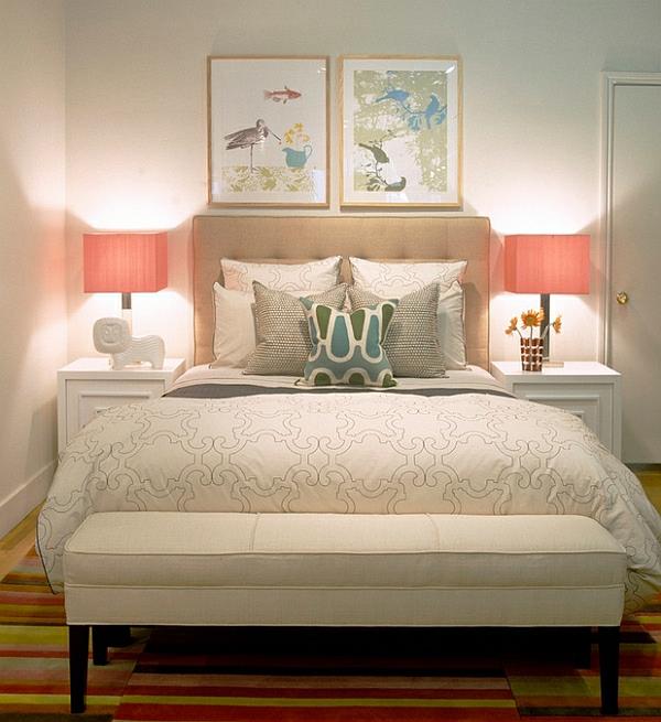 συμμετρικά μοντέρνα επιτραπέζια φωτιστικά και στις δύο πλευρές του κρεβατιού, απαλό φως