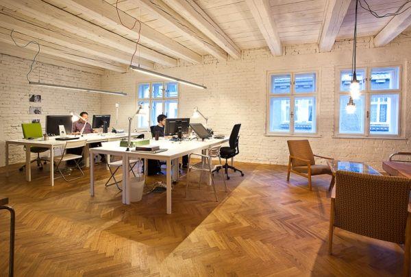 φωτισμός γραφείου σπιτιού ξύλινο δάπεδο καρέκλες γραφείου παράθυρα σκανδιναβικά