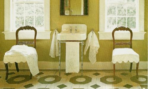 βαμμένο πάτωμα παλιά καρέκλα μπάνιου νεροχύτη πετσέτες μπάνιου πράσινοι τοίχοι
