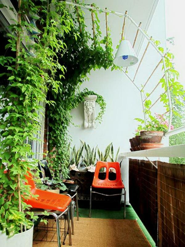 άνετο μπαλκόνι σχεδιάζει ιδέες πορτοκαλί πλαστική καρέκλα