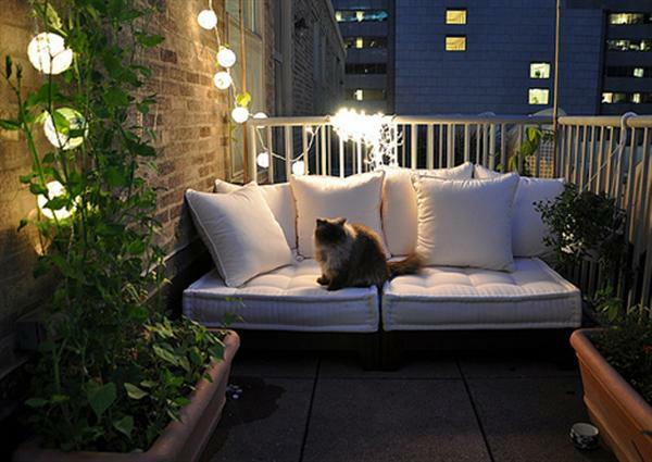 άνετο μπαλκόνι σχεδιάζει ιδέες μπαστούνι νεράιδα φώτα γάτα λευκό