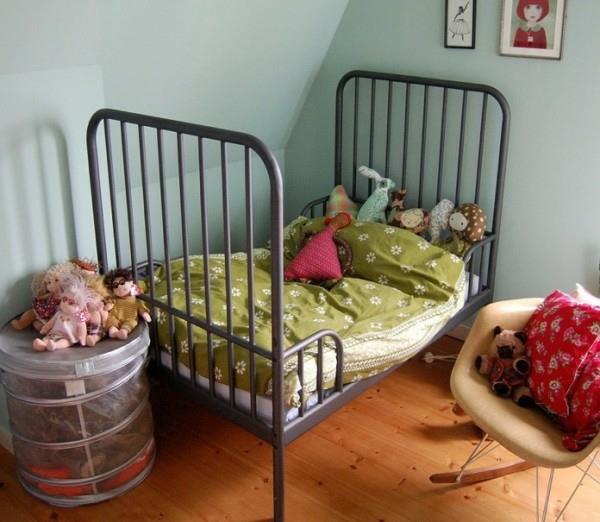άνετα δροσερά παιδικά κρεβάτια με ψηλό μεταλλικό σκελετό