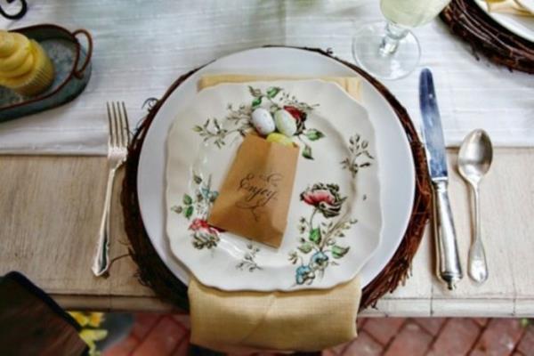 εορταστικό Πασχαλινό διακοσμητικό τραπέζι ασημένια μαχαιροπίρουνα οικογενειακό πάρτι