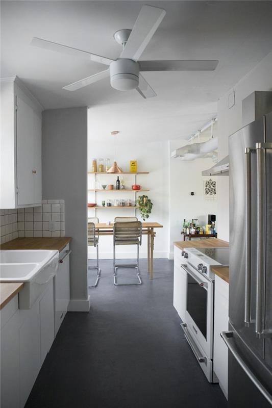 τσιμεντένιο πάτωμα ανοιχτό γκρι λευκό έπιπλα κουζίνας ξύλο εμφάνιση επιφάνεια εργασίας