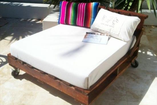 κρεβάτι σε ρολά μαξιλάρια στρώματος κάνουν έπιπλα κήπου από παλέτες