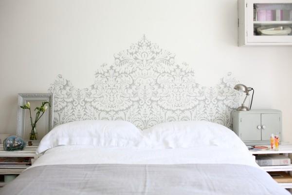 κρεβάτι κεφαλάρι τοίχο ζωγραφική λευκά κλινοσκεπάσματα