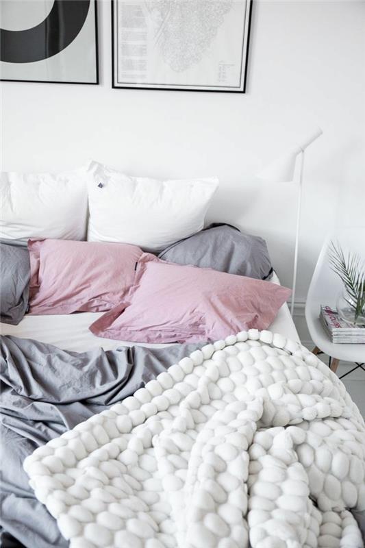 κρεβάτι χωρίς κεφαλάρι πολλά ρίχνουν μαξιλάρια όμορφα παστέλ χρώματα