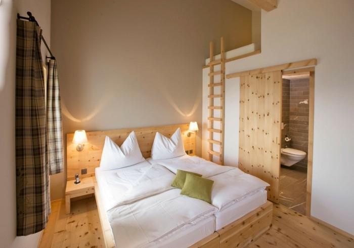 Φτιάξτε το δικό σας κρεβάτι από ανοιχτόχρωμο ξύλο και συνδυάστε το με λευκά κλινοσκεπάσματα