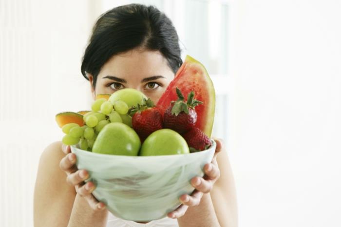 Συνειδητή διατροφή Τρώγοντας φρέσκα φρούτα