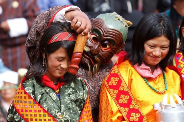 παραδοσιακό κοστούμι του τυχερού φεστιβάλ του Μπουτάν
