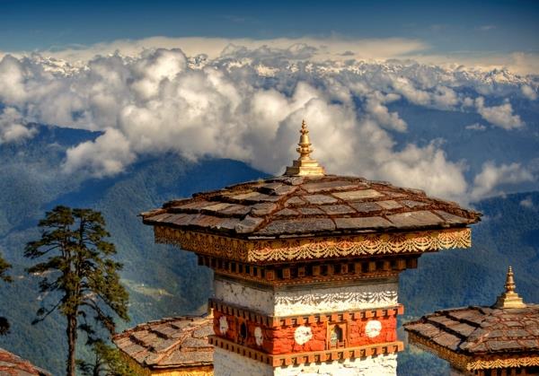 Μοναστήρι τύχης Μπουτάν σύννεφα βουνά