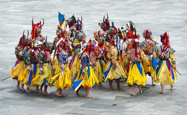 μάσκες ευτυχίας του Μπουτάν χορεύουν