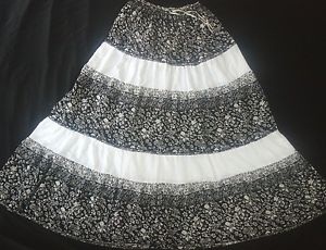 Juodas ir baltas ilgas sijonas