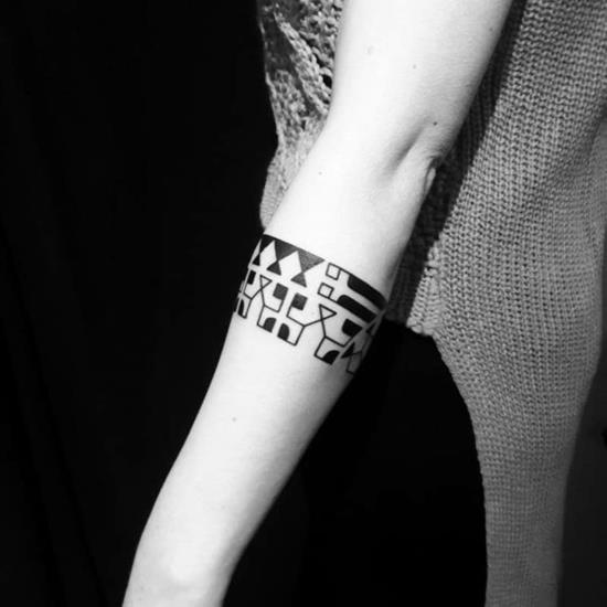 βραχιόλι blackwork τατουάζ γεωμετρικό μοτίβο