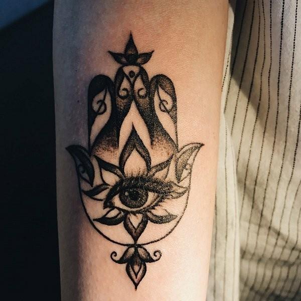 blackwork τατουάζ hamsa με μάτι