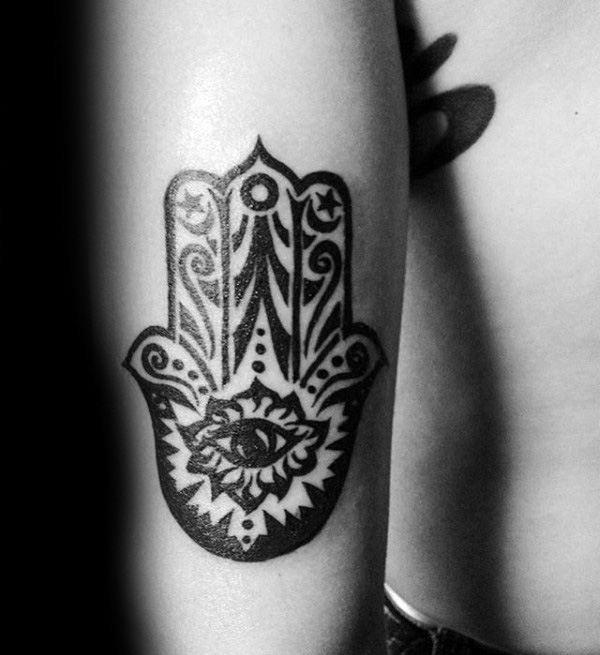 blackwork τατουάζ hamsa