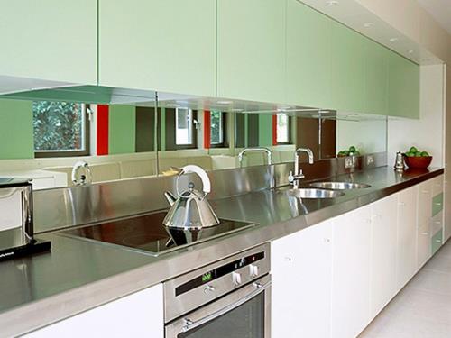 ανοιχτό πράσινο επάνω ντουλάπια κουζίνας καθρέφτης πάγκος