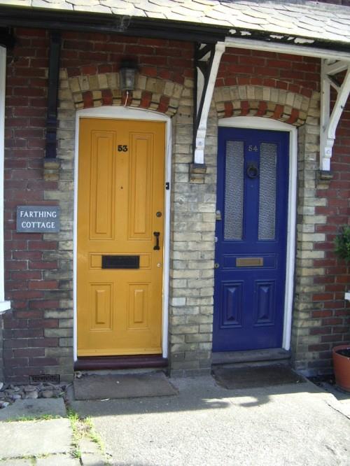 μπλε κίτρινες μπροστινές πόρτες πίσω από έντονα πρωτότυπο ελκυστικό