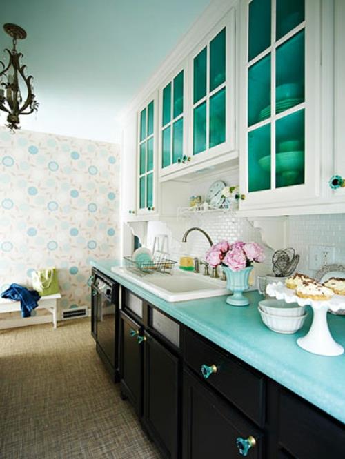 μπλε γυάλινα ντουλάπια κουζίνας μαύρο λευκό συμπαγής μικρή κουζίνα