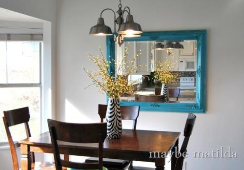 μπλε σκελετός καθρέφτης κουζίνας τοίχος ιδέα τραπεζαρία σκούρο ξύλο