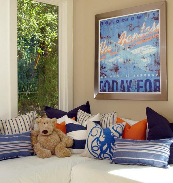 μπλε παιχνιδιάρικα ριγέ μαξιλάρια κρεβάτια καθιστικό με παράθυρο