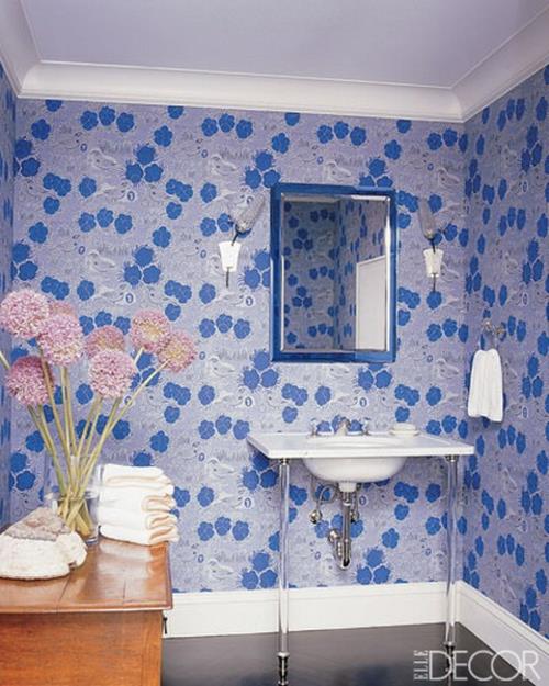 μπλε τοίχοι διακοσμήσεις λουλούδια φρέσκια ατμόσφαιρα ντεκό μπάνιο