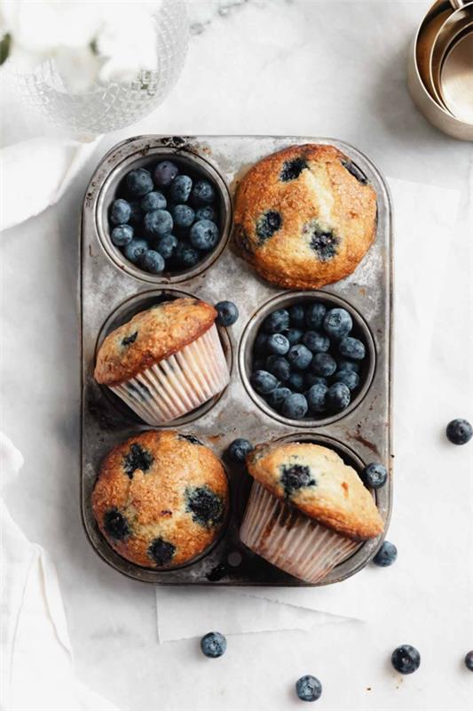 Ετοιμάστε muffins βατόμουρου