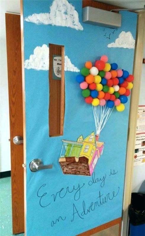μπλε χαρτοποιός πόρτας με παιδιά