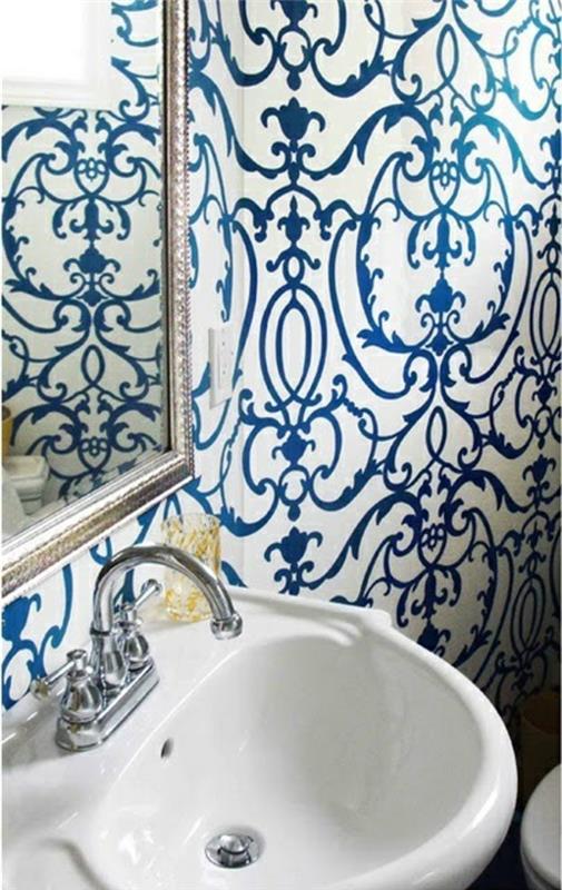 μπλε ταπετσαρία στο μπάνιο ταπετσαρία μοτίβο αφηρημένο νεροχύτη καθρέφτη τοίχου