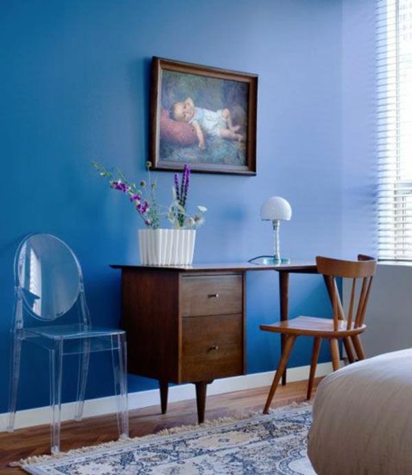 μπλε χρώμα δωματίου σε αντίθεση με τη ζωγραφική στο γραφείο