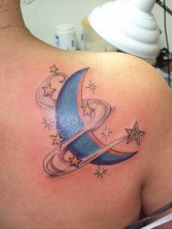 μπλε φεγγάρι αστέρι τατουάζ στον ώμο