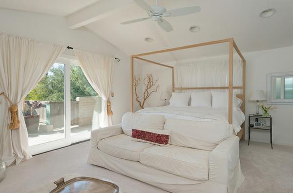Αδιαφανείς κουρτίνες, κρεβάτι με ουρανό, ξύλινο πλαίσιο, υπνοδωμάτιο