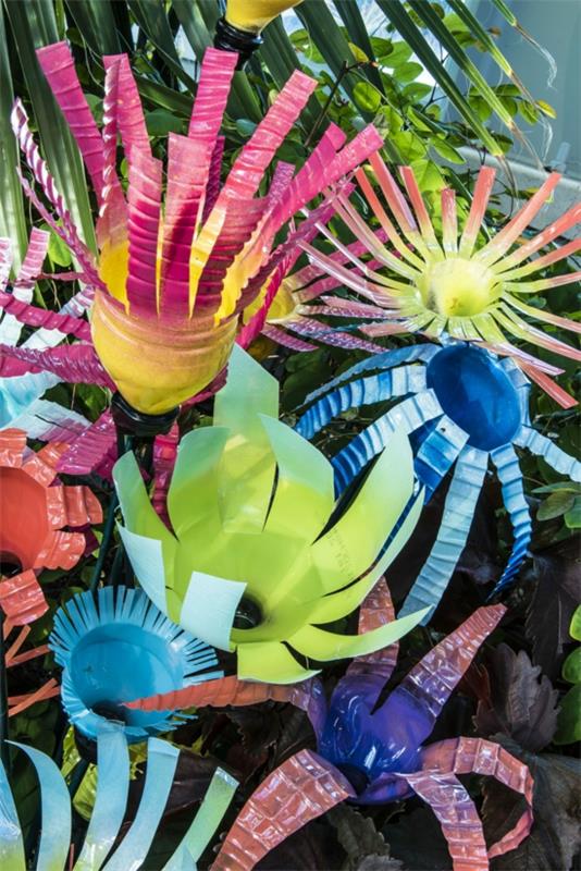 λουλούδια από πλαστικά μπουκάλια κάνουν διακοσμήσεις κήπου μόνοι σας