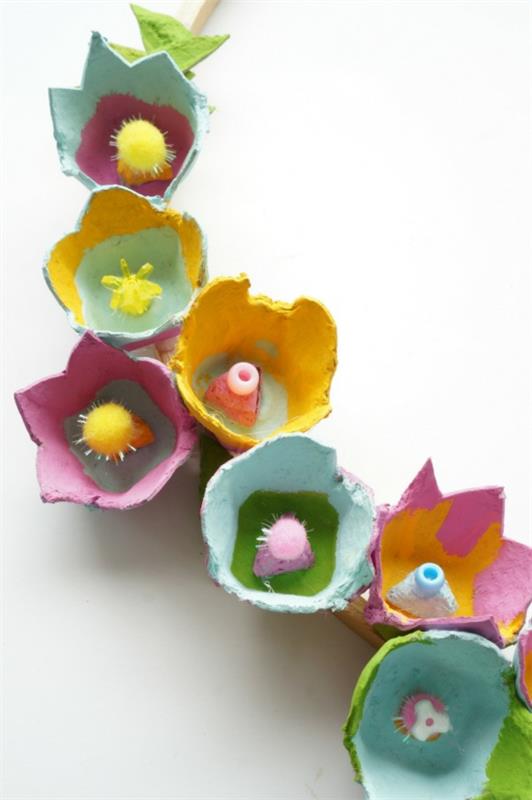 tinker λουλούδια Πάσχα στεφάνι με χαρτοκιβώτιο αυγών