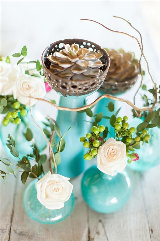 λουλούδια διακόσμηση τραπέζι χρωματιστά γυάλινα βάζα φρέσκα