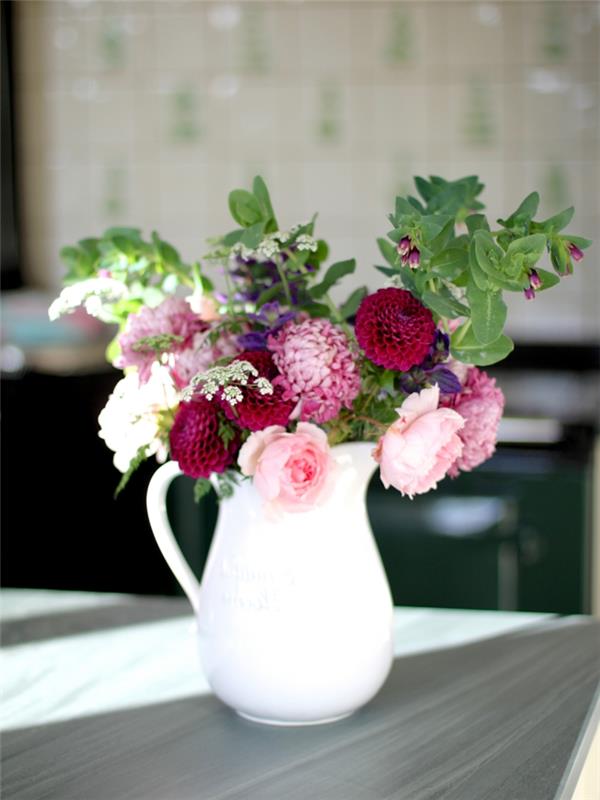 τραπέζι διακόσμησης λευκό βάζο με λουλούδια παιώνιας