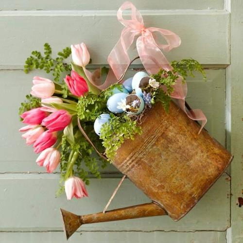 διακόσμηση λουλουδιών για Πασχαλινό πότισμα βάζα τουλίπες πόρτας