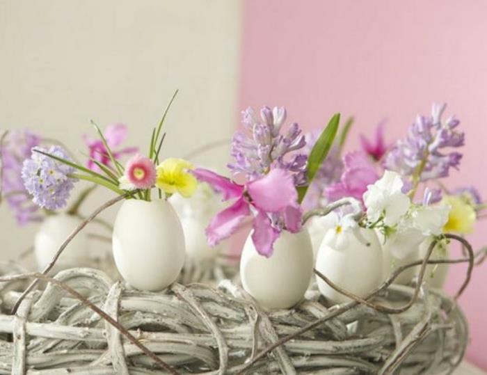 n διακόσμηση τραπεζιού Πασχαλινό στεφάνι Πασχαλινή διάταξη λευκές τουλίπες κελύφη αυγών
