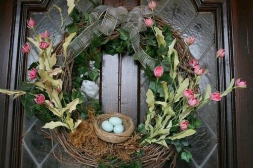 λουλούδι στεφάνι Πασχαλινή φωλιά αυγά πολύχρωμη πόρτα εισόδου σκούρο ξύλο καρυδιάς πρωτότυπο