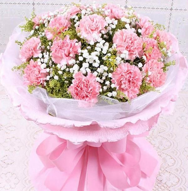 Φτιάξτε ένα μπουκέτο λουλούδια σε ροζ και λευκό με χαρτί κρέπα