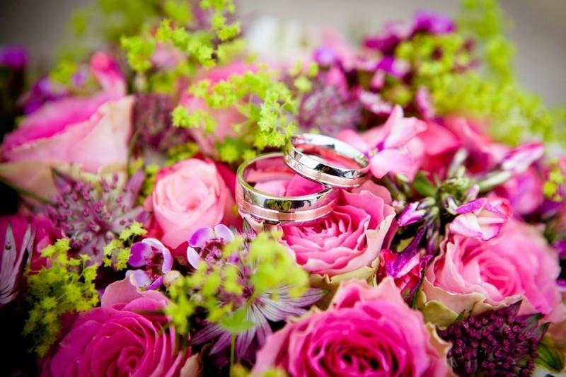 ανθοδέσμη με ροζ δαχτυλίδια γάμου